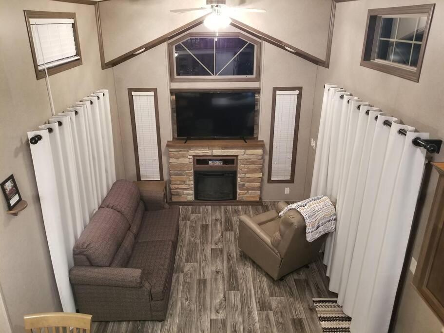 Tiny Home With Hammock Loft Bbq And Yard 凤凰城 外观 照片