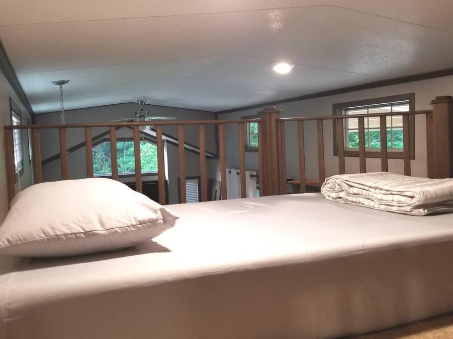 Tiny Home With Hammock Loft Bbq And Yard 凤凰城 外观 照片