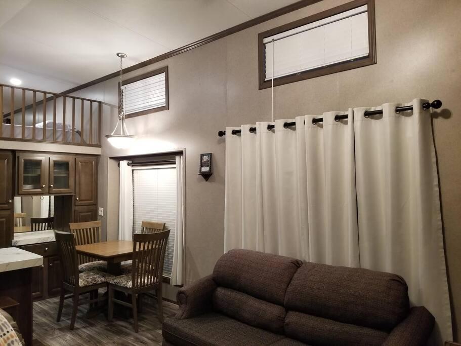 Tiny Home With Hammock Loft Bbq And Yard 凤凰城 外观 照片