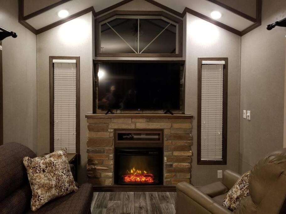 Tiny Home With Hammock Loft Bbq And Yard 凤凰城 外观 照片