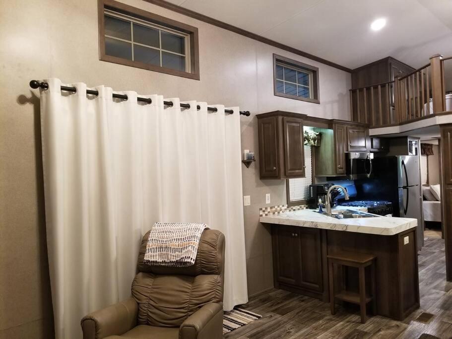 Tiny Home With Hammock Loft Bbq And Yard 凤凰城 外观 照片